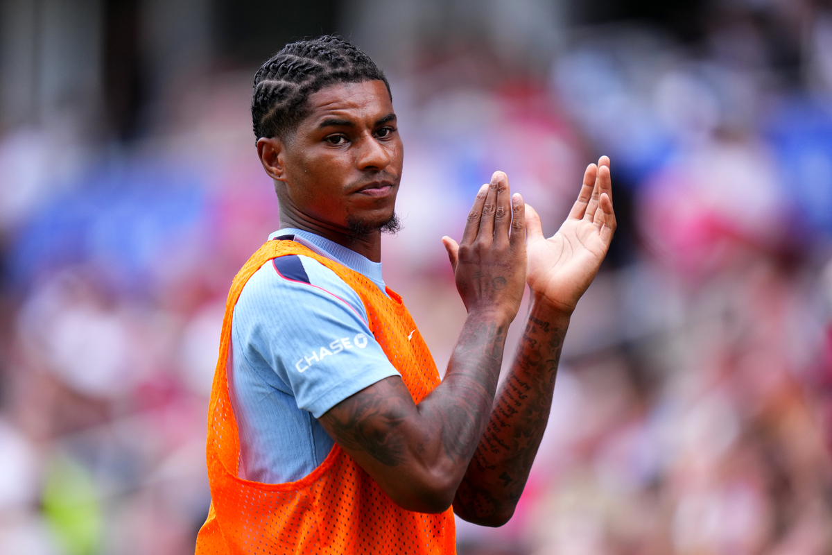 ORLANDO, FLÓRIDA - 10 DE JUNHO: Marcus Rashford nº 11 da Inglaterra aplaude os fãs enquanto se aquece antes do amistoso internacional entre Inglaterra e Costa Rica no Interandco Stadium em 10 de junho de 2026 em Orlando, Flórida. (Foto de Rich Story/Getty Images)
