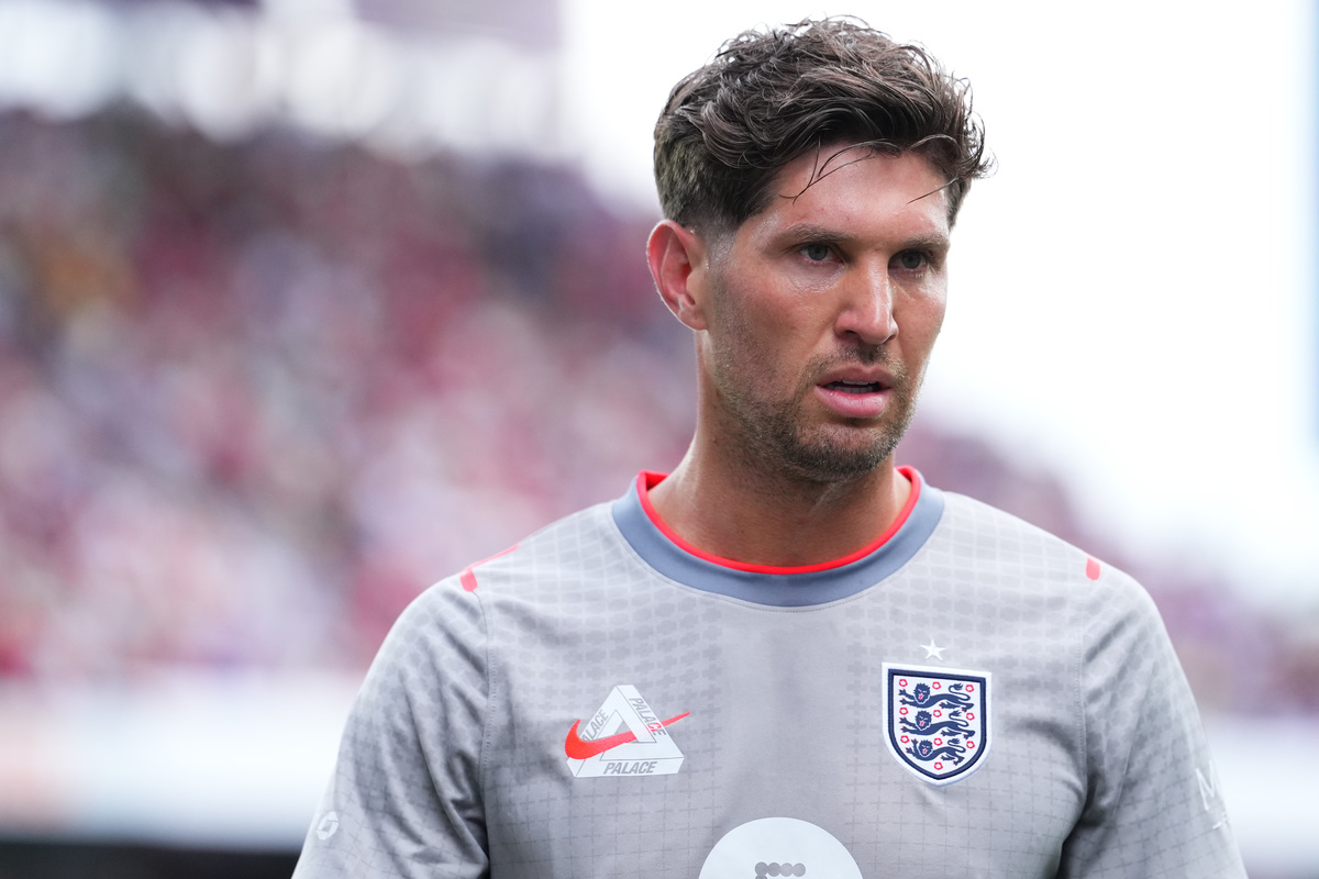 ORLANDO, FLÓRIDA - 10 DE JUNHO: John Stones nº 5 da Inglaterra observa durante um amistoso internacional contra a Costa Rica no Estádio Interandco em 10 de junho de 2026 em Orlando, Flórida. (Foto de Rich Story/Getty Images)