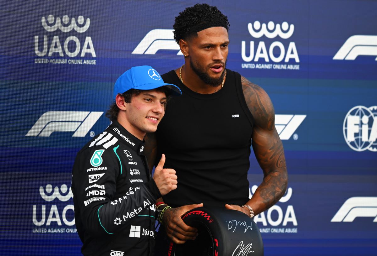 NORTHAMPTON, INGLATERRA - 04 DE JULHO: O qualificador da pole position Andrea Kimi Antonelli da Itália e da equipe Mercedes AMG Petronas F1 recebe seu prêmio Pirelli Pole Position de Maduka Okoye durante a qualificação antes do Grande Prêmio de F1 da Grã-Bretanha no Circuito de Silverstone em julho de 2020 em Northampton, Inglaterra. (Foto de Rudy Kerzevoli/Getty Images)