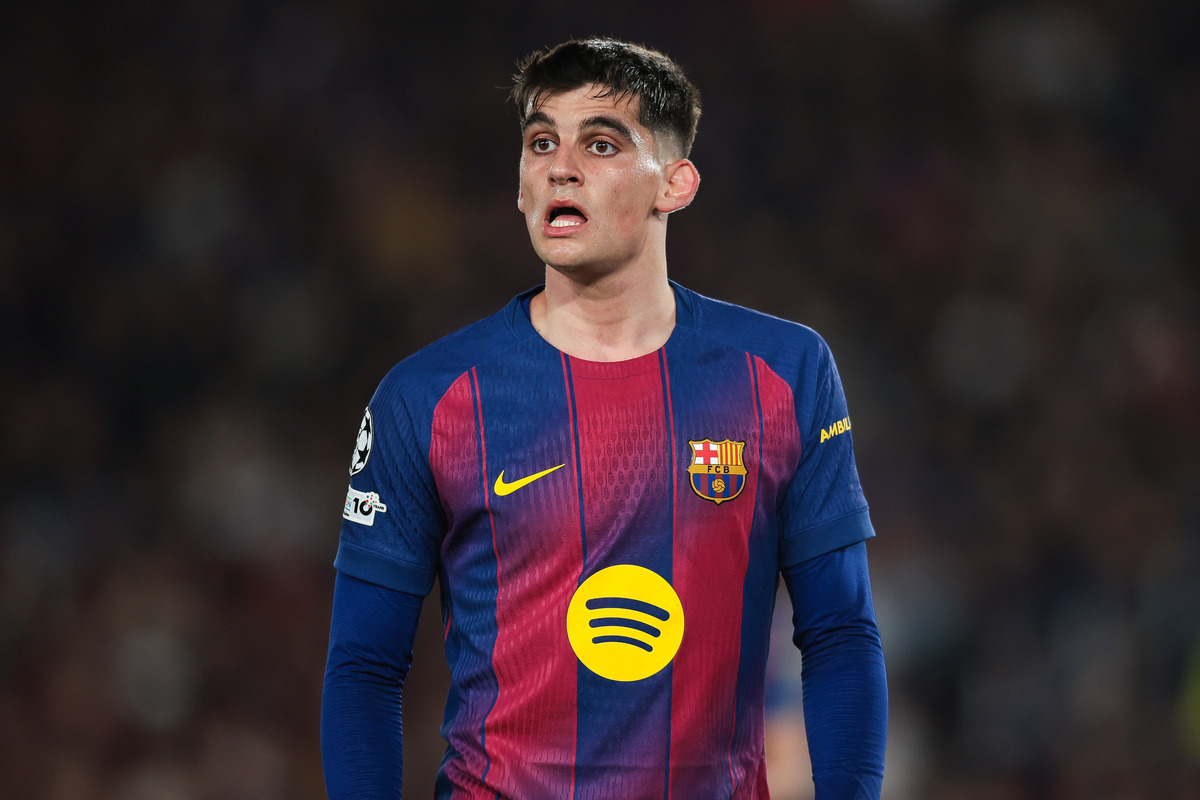 BARCELONA, ESPANHA - 18 DE MARÇO: Gerard Martin do FC Barcelona assiste ao jogo de segunda mão das oitavas de final da UEFA Champions League 2025/26 entre FC Barcelona e Newcastle United FC no Camp Nou em 18 de março de 2026 em Barcelona, ​​​​Espanha. (Foto de Eric Alonso/Getty Images)