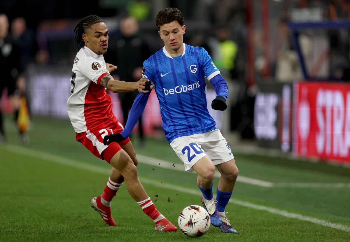 UTRECHT, HOLANDA - 22 DE JANEIRO: Konstantinos Karetas do Genk corre com a bola durante a partida da Fase MD7 da UEFA Europa League 2025/26 entre FC Utrecht e KRC Genk no Stadion Galgenwaarde em 22 de janeiro de 2026 na Holanda. (Foto de Lars Baron/Getty Images)