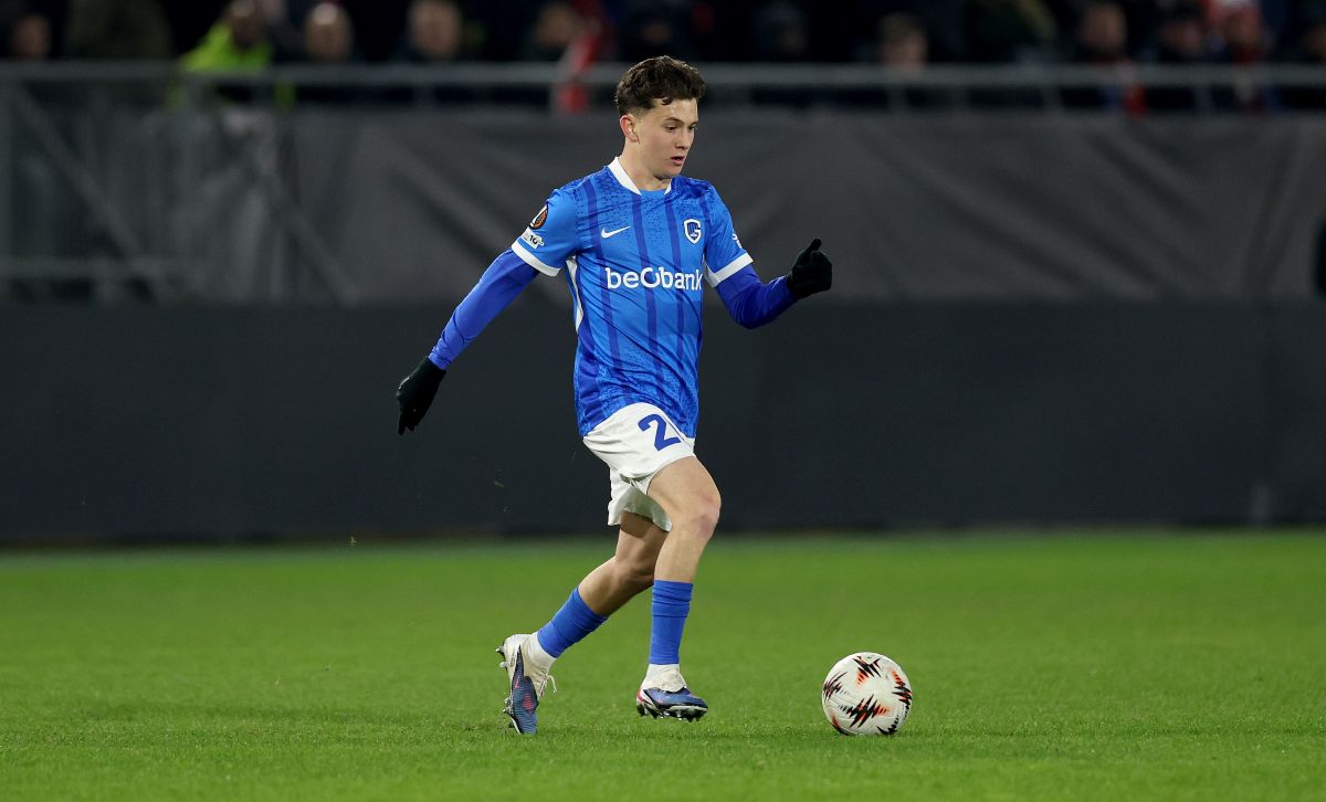 UTRECHT, HOLANDA - 22 DE JANEIRO: Konstantinos Karetas do Genk corre com a bola durante a partida da Fase MD7 da UEFA Europa League 2025/26 entre FC Utrecht e KRC Genk no Stadion Galgenwaarde em 22 de janeiro de 2026 na Holanda. (Foto de Lars Baron/Getty Images)