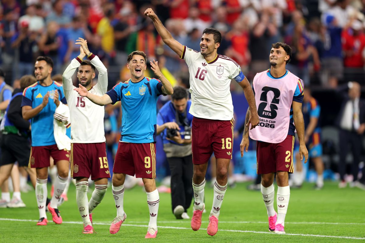 ARLINGTON, TEXAS - 14 DE JULHO: Alex Baena #15, Gavi #9, Rodri #16 e Marc Pubil #2 da Espanha comemoram após uma vitória por 2 a 0 na semifinal da Copa do Mundo FIFA 2026 entre França e Espanha no Dallas Stadium em 14 de julho de 2026 em Arlington, Texas. (Foto de Florencia Tan Jun/Getty Images)