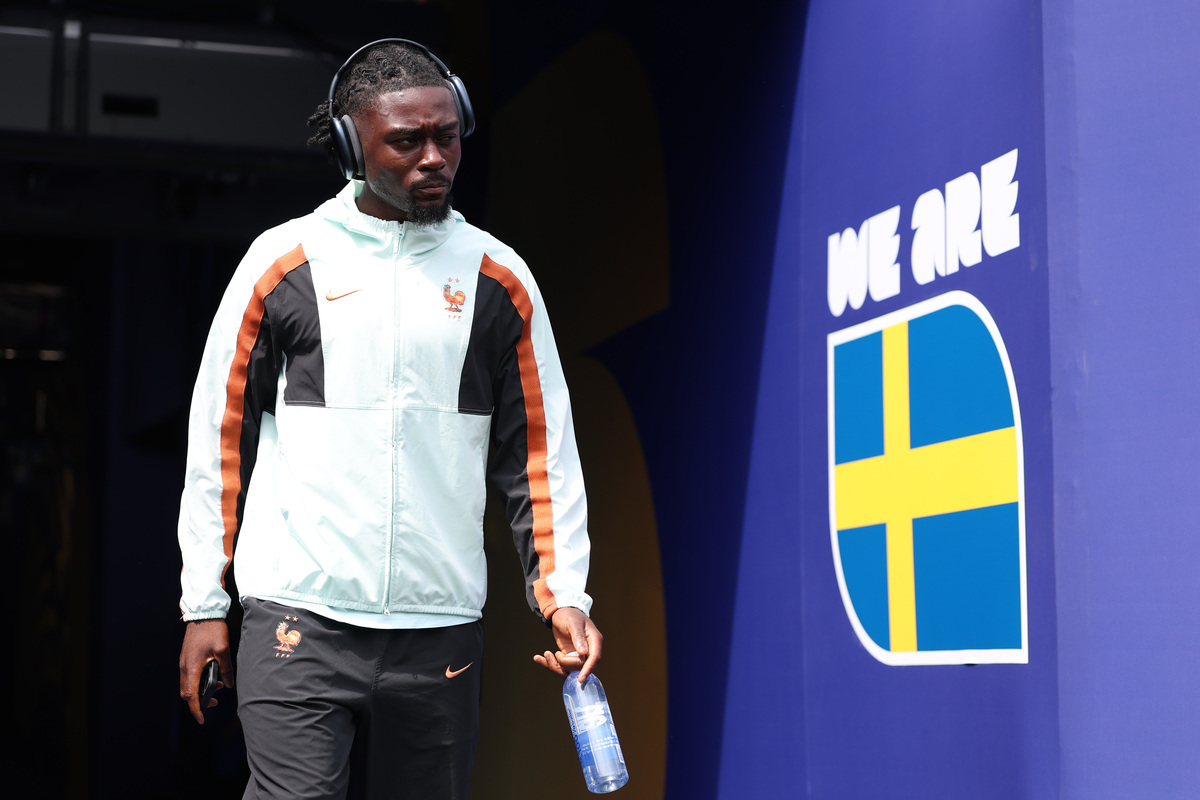 EAST RUTHERFORD, NOVA JERSEY - 30 DE JUNHO: Manu Kone nº 6 da França inspeciona o campo antes da partida das oitavas de final da Copa do Mundo FIFA 2026 entre França e Suécia no New York New Jersey Stadium em 30 de junho de 2026 em East Rutherford, Nova Jersey. (Foto de Mattia Ozbot/Getty Images)
