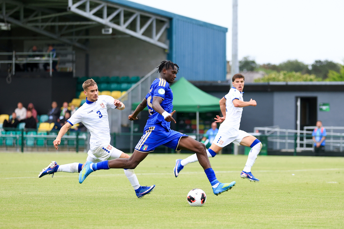 CAERNARFON, WALES - 29 DE JUNHO: Jamal Idrisso da Itália marca o segundo gol de sua equipe durante a partida do Campeonato Europeu Sub-19 de 2026 entre Itália e Sérvia em 29 de junho de 2026 em Caernarfon, País de Gales. (Foto de Jess Hornby/Getty Images)