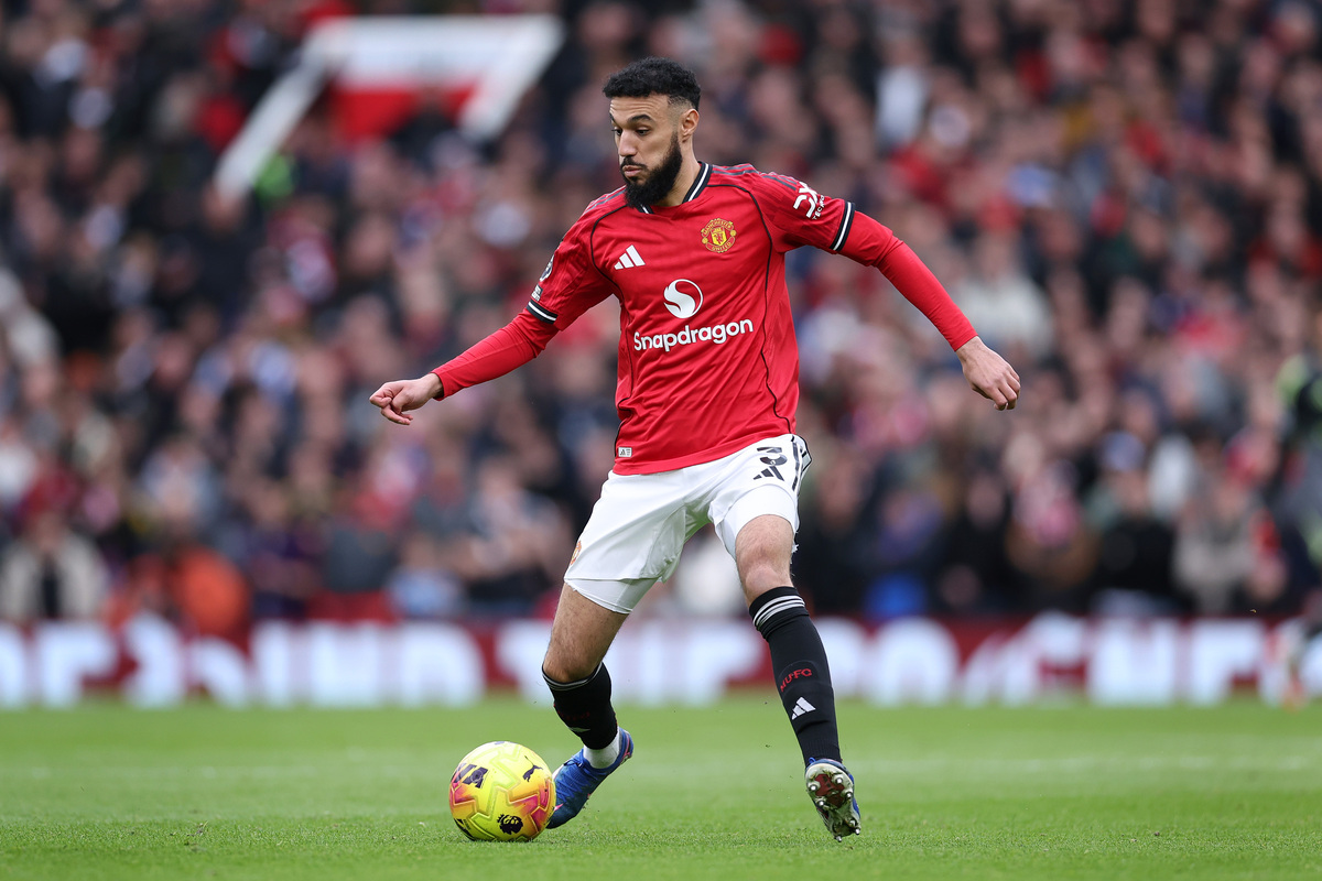 MANCHESTER, INGLATERRA - 01 DE MARÇO: Nusair Mazrawi do Manchester United durante a partida da Premier League entre Manchester United e Crystal Palace no Manchester United Old Trafford em 01 de março de 2026. (Foto de Alex Livesey / Getty Images) (link Milão)
