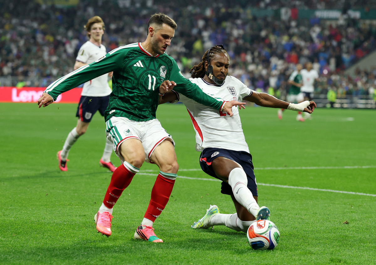 CIDADE DO MÉXICO, MÉXICO - 05 DE JULHO: DZ Spence # 25 da Inglaterra limpa a bola na frente de Santiago Jimenez # 11 do México durante a partida das oitavas de final da Copa do Mundo FIFA 2026 entre México e Inglaterra no Estádio da Cidade do México em 05 de julho de 2026 na Cidade do México. (Foto de Richard Pelham/Getty Images)