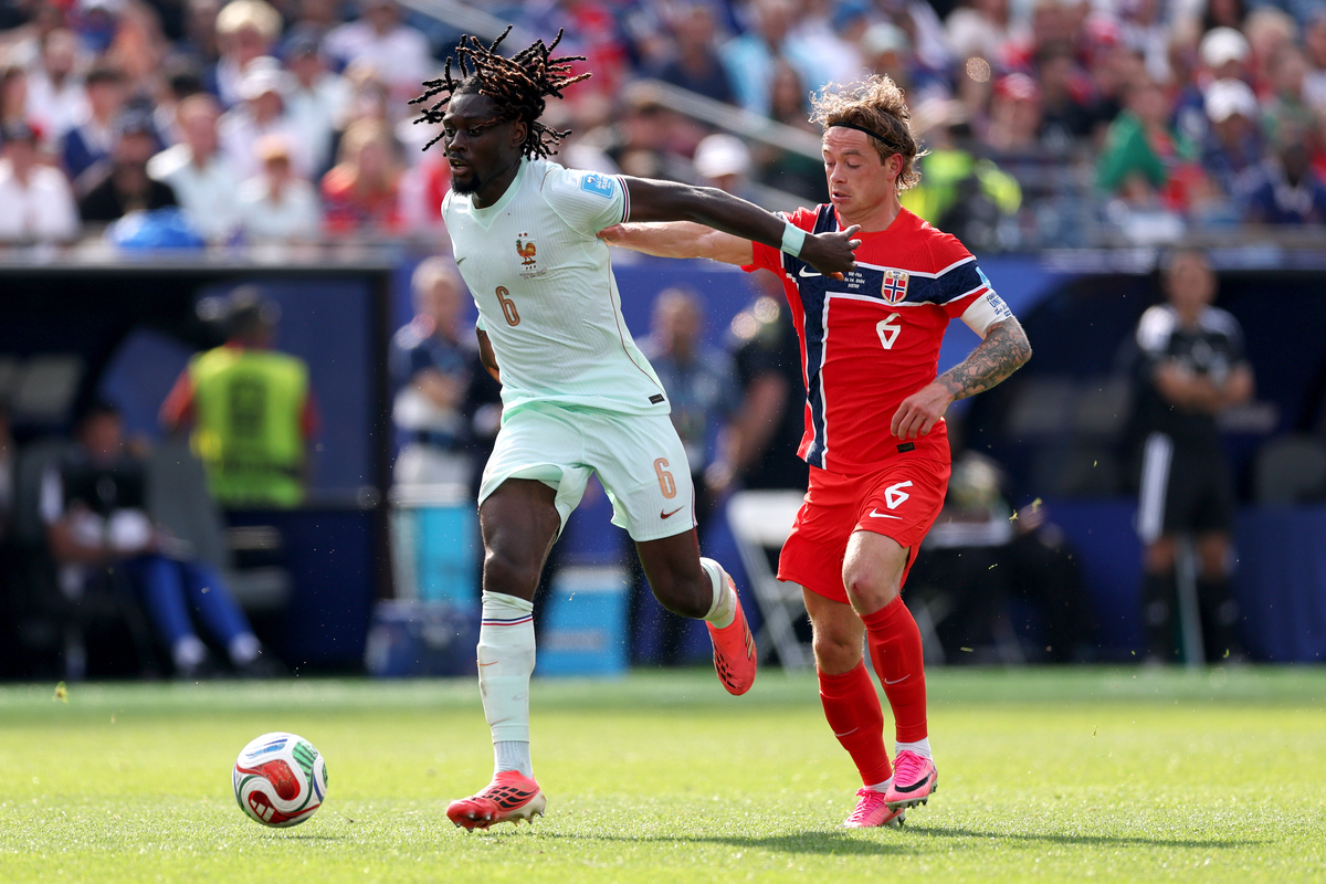 FOXBORO, MASSACHUSETTS - 26 DE JUNHO: Manu Kone nº 6 da França desafia Patrik Berg nº 6 da Noruega durante a partida do Grupo I da Copa do Mundo FIFA 2026 entre Noruega e França no Boston Stadium em 26 de junho de 2026 em Foxboro, Massachusetts. (Foto de Mattia Ozbot/Getty Images)