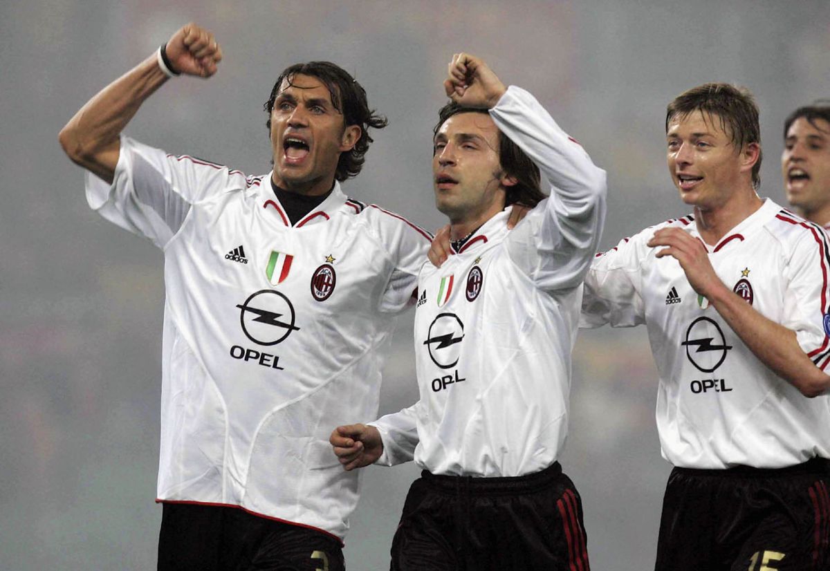 ROMA, ITÁLIA - 20 DE MARÇO: Andrea Pirlo e Paolo Maldini do AC Milan comemoram seu segundo gol durante a partida da Série A entre Roma e AC Milan no Stadio Olimpico em 20 de março de 2005 em Roma, Itália. (Foto de NewPress/Getty Images)