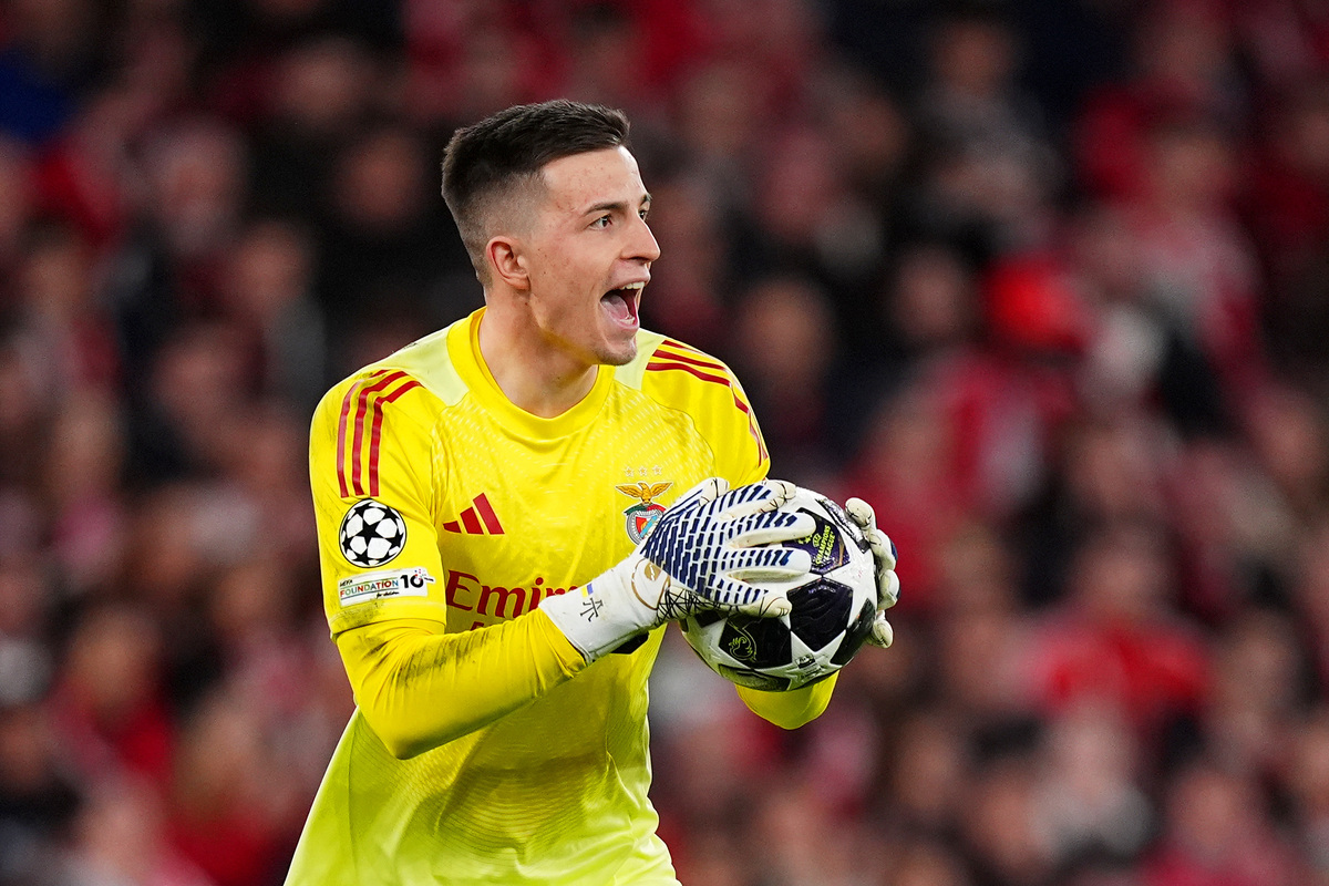 LISBOA, PORTUGAL - 17 DE FEVEREIRO: Anatoly Trubin do Benfica dirige a equipa durante o jogo da primeira mão dos playoffs da UEFA Champions League 2025/26 entre SL Benfica e Real Madrid CF, no Estádio do SL Benfica, a 17 de fevereiro de 2026, Portal. (Foto de Angel Martinez/Getty Images) (link da Juventus)