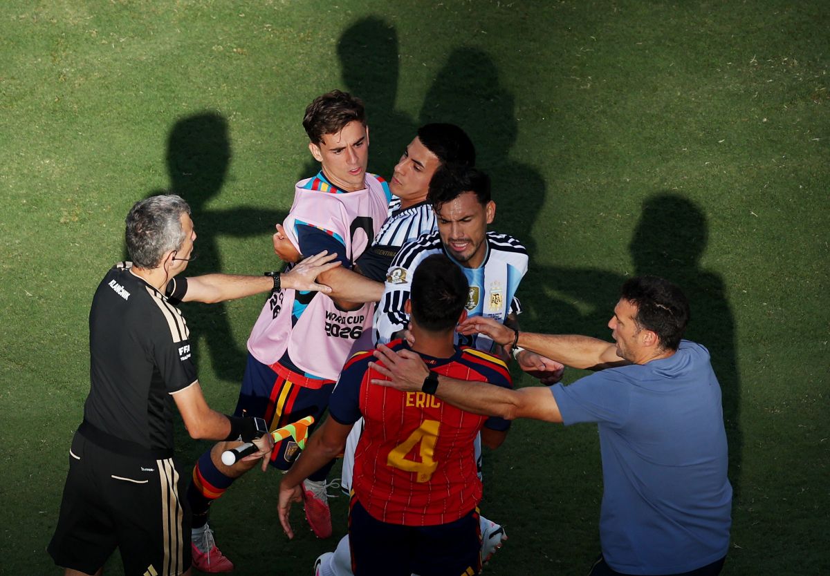 EAST RUTHERFORD, NOVA JERSEY - 19 DE JULHO: Leandro Paredes nº 5 da Argentina e Eric Garcia nº 4 da Espanha conversam após a final da Copa do Mundo FIFA 2026 entre Espanha e Argentina em 19 de julho de 2026 no New York New Jersey Stadium em East Rutherford. (Foto de Al Bello/Getty Images)