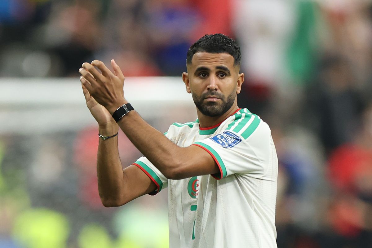 VANCOUVER, COLUMBIA BRITÂNICA - 02 DE JULHO: Riyad Mahrez nº 7 da Argélia aplaude os torcedores após uma derrota por 0-2 durante a partida das oitavas de final da Copa do Mundo FIFA 2026 entre Suíça e Argélia no BC Place Vancouver em 02 de julho de 2026 em Vancouver, Colúmbia Britânica. (Foto: Emily Chin/Getty Images)