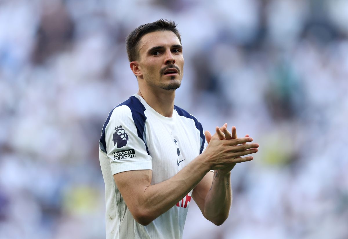 LONDRES, INGLATERRA - 24 DE MAIO: João Palhinha do Tottenham Hotspur aplaude os torcedores após a partida da Premier League entre Tottenham Hotspur e Everton no Tottenham Hotspur Stadium em 24 de maio de 2026 em Londres, Inglaterra. (Foto de Alex Pantling/Getty Images)