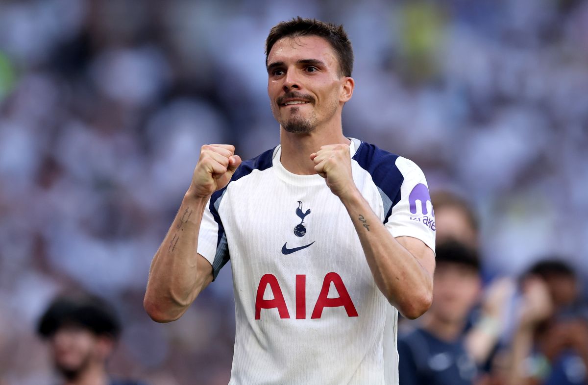 LONDRES, INGLATERRA - 24 DE MAIO: João Palhinha do Tottenham Hotspur comemora depois que o time garantiu o rebaixamento durante a partida da Premier League entre Tottenham Hotspur e Everton no Tottenham Hotspur Stadium em 24 de maio de 2026 em Londres, Inglaterra. (Foto de Richard Heathcote/Getty Images)