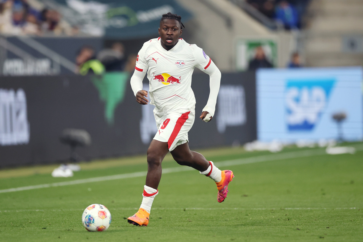 SINSHEIM, ALEMANHA - 08 DE NOVEMBRO: Johan Bakayoko do RB Leipzig controla a bola durante a partida da Bundesliga entre TSG Hoffenheim e RB Leipzig na Prezero-Arena em 08 de novembro de 2025 em Sinsheim, Alemanha. (Foto de Alex Grimm/Getty Images)