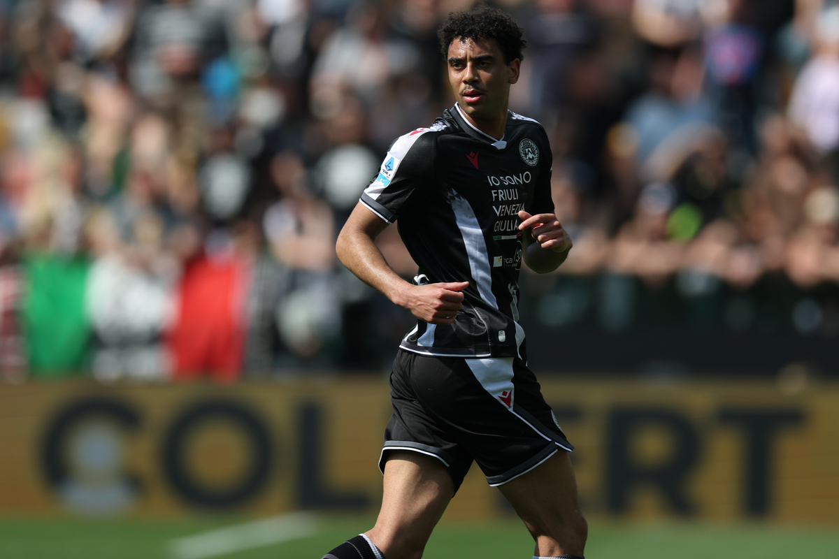 UDINES, ITÁLIA - 18 DE ABRIL: Arthur Atta da Udinese durante a partida da Série A entre Udinese Calcio e Parma Calcio 1913 no Stadio Friuli em 18 de abril de 2026 em Udine, Itália. (Foto de Timothy Rogers/Getty Images)