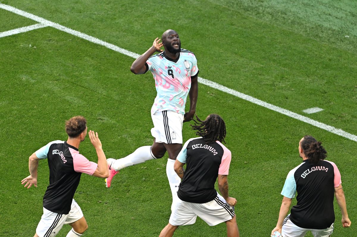 SEATTLE, WASHINGTON - 06 DE JULHO: Romelu Lukaku nº 9 da Bélgica comemora com companheiros de equipe depois de marcar o quarto gol do time durante a partida das oitavas de final da Copa do Mundo FIFA 2026 entre EUA e Bélgica no Seattle Stadium 2026 em Seattle. (Foto de David Ramos/Getty Images)