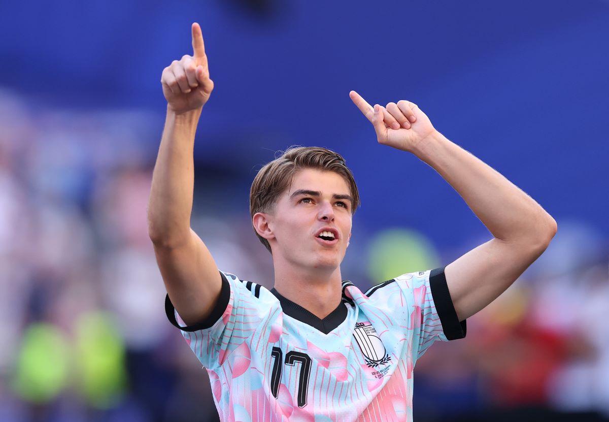 SEATTLE, WASHINGTON - 06 DE JULHO: Charles de Ketelaire nº 17 da Bélgica aplaude os torcedores após a vitória por 4 a 1 durante a partida das oitavas de final da Copa do Mundo FIFA 2026 entre EUA e Bélgica no Seattle Stadium em 06 de julho de 2026 em Seattle, Washington. (Foto de Luke Hales/Getty Images)