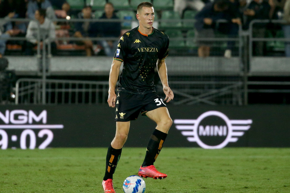 VENEZIA, ITÁLIA - 27 DE SETEMBRO: Michael Svoboda de Venezia durante a partida da Série A entre Venezia FC e Torino FC no Stadio Pierluigi Penzo em 27 de setembro de 2021 em Venezia, Itália. (Foto de Maurizio Lagana/Getty Images)