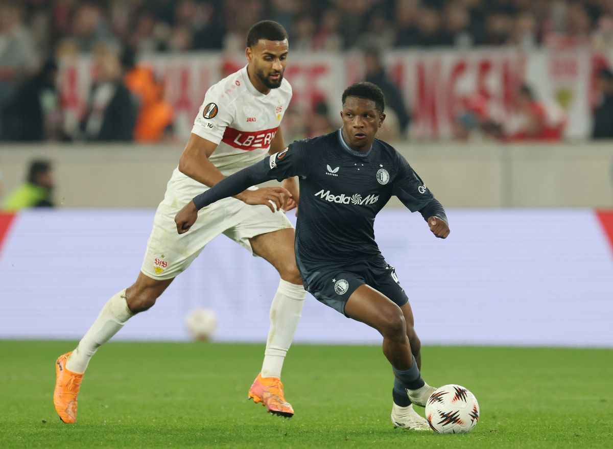STUTTGART, ALEMANHA - NOVEMBRO 06: Guevairo Reid do Feyenoord corre com a bola enquanto Joscha Wagnomann do VfB Stuttgart é pressionado durante a partida MD4 da UEFA Europa League 2025/26 League entre VfB Stuttgart e Feyenoord em St20205-2019. Estugarda, Alemanha. (Foto de Alexander Hasenstein/Getty Images)