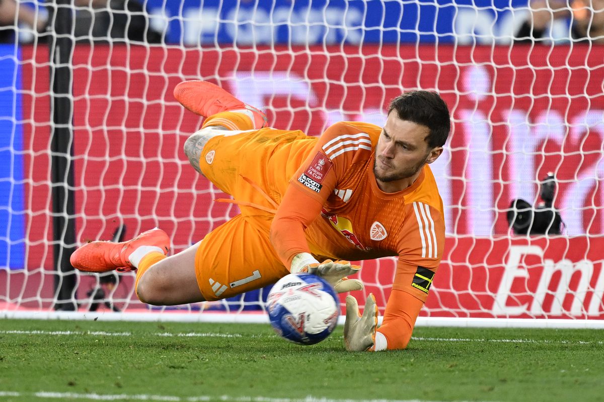 LONDRES, INGLATERRA - 05 DE ABRIL: Lucas Perry do Leeds United salva um pênalti de Jared Bowen do West Ham United na disputa de pênaltis durante a partida das quartas de final da Emirates FA Cup entre West Ham United e Leeds United em 05 de abril de 2026. (Foto de Mike Hewitt / Getty Images)