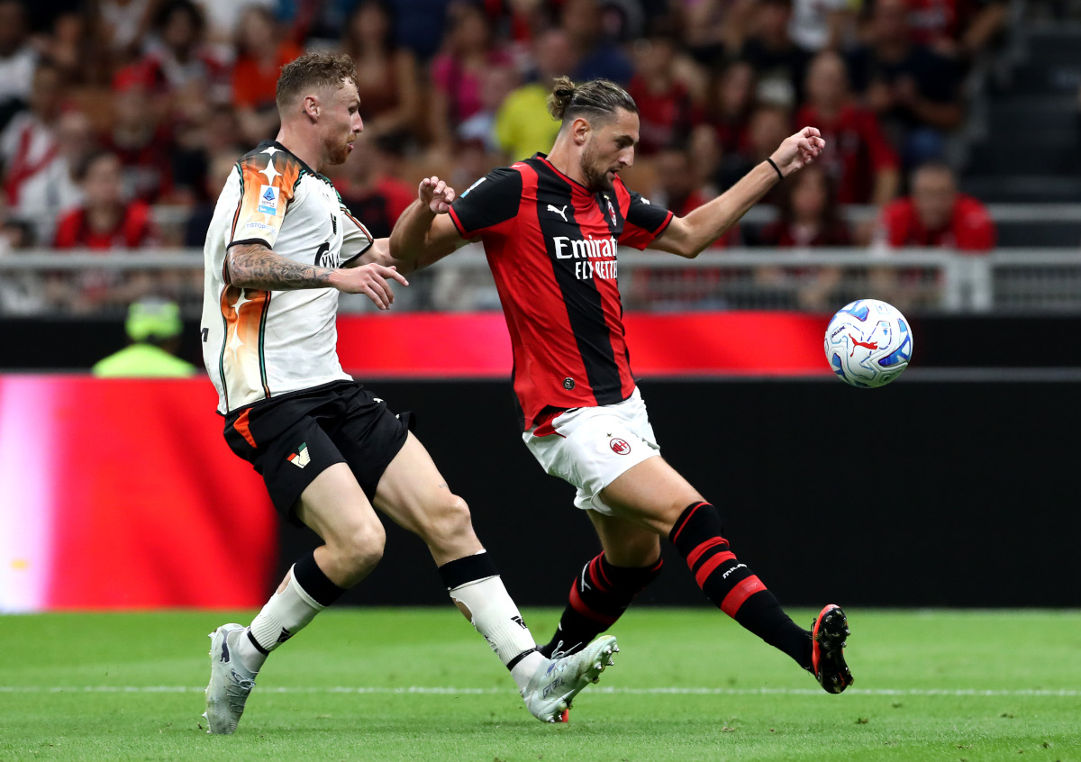 MILÃO, ITÁLIA - 28 DE AGOSTO: Adrien Rabiot do Milan marca a bola sob pressão de Antoine Hainot do Venezia durante a partida da Série A entre AC Milan e Venezia FC no Stadio Giuseppe Mezza em 28 de agosto de 2026 em Milão, Itália. (Foto de Marco Luzzani/Getty Images)