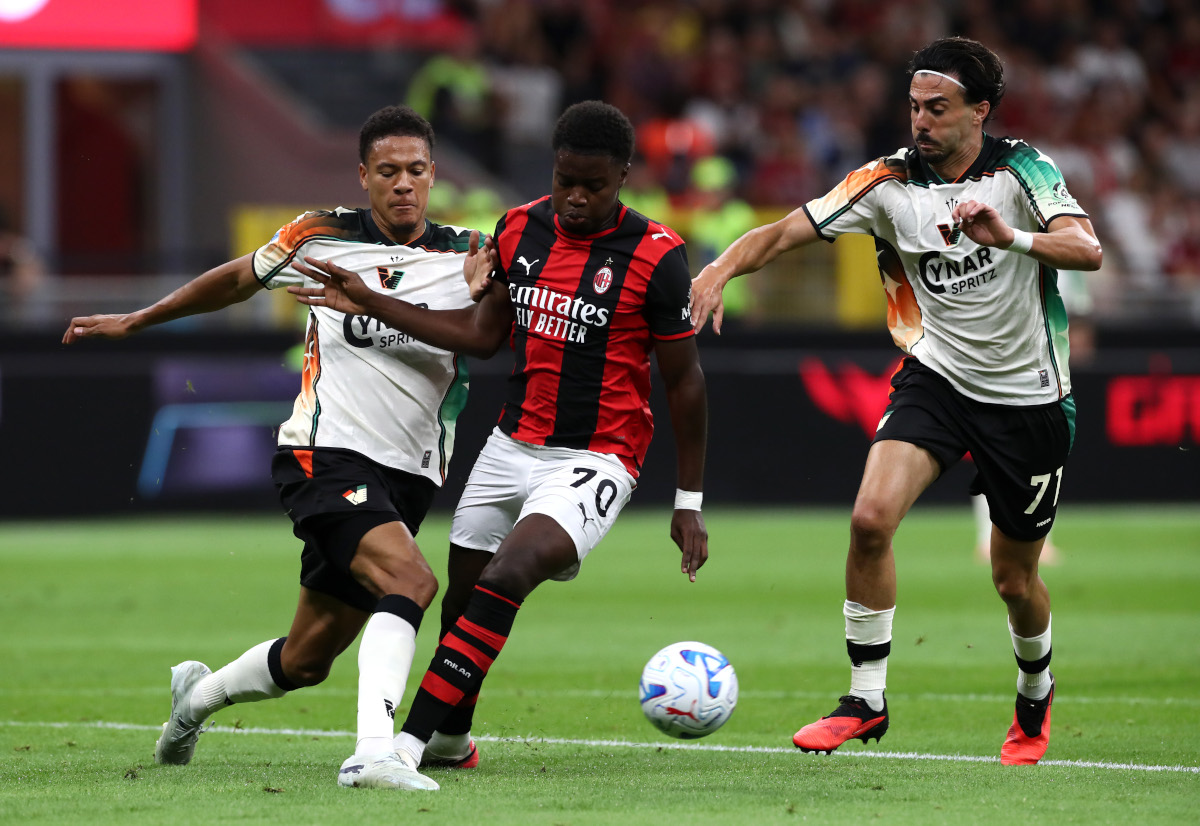 MILÃO, ITÁLIA - 28 DE AGOSTO: Albajo Cisse do Milan é desafiado por Joel Shingtien e Kick Perez do Venezia durante a partida da Série A entre AC Milan e Venezia FC no Stadio Giuseppe Meazza em 28 de agosto de 2026 em Milão, Itália. (Foto de Marco Luzani/Getty Images)