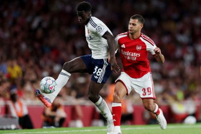 LONDON, ENGLAND - AUGUST 12: Assane Diao of Como 1907 is put under pressure by Bruno Guimaraes of Arsenal during the pre-season friendly match between Arsenal FC and Como Calcio at Emirates Stadium on August 12, 2026 in London, England. (Photo by Alex Pantling/Getty Images)