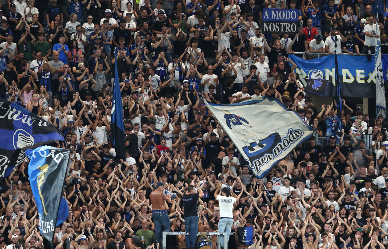 BERGAMO, ITÁLIA - 23 DE AGOSTO: Os fãs do Atalanta PC mostram seu apoio durante a partida da Série A entre Atalanta PC e US Sassuolo no Stadio Atleti Azzurri d'Italia em 23 de agosto de 2026 em Bérgamo, Itália. (Foto de Marco Luzani/Getty Images)