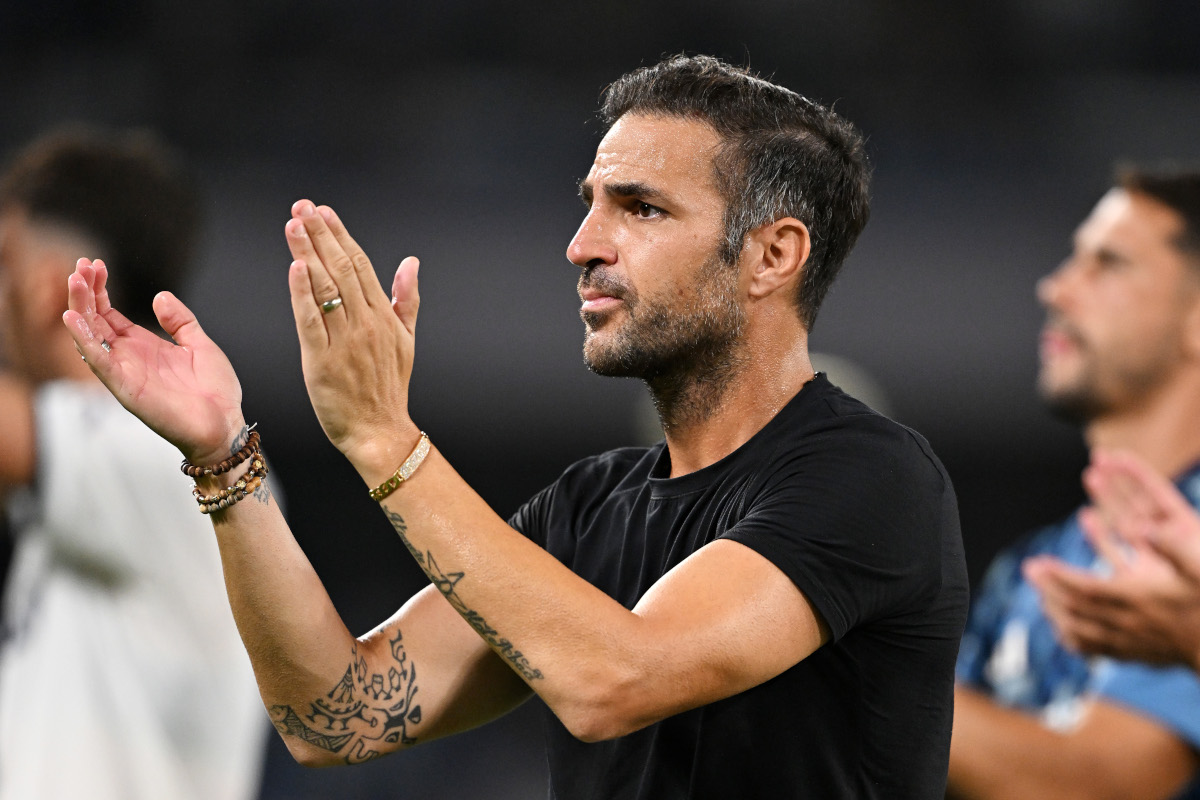 NAPLES, ITALY - AUGUST 30: Cesc Fabregas, Head Coach of Como applauds the fans after the Serie A match between SSC Napoli and Como 1907 at Stadio Diego Armando Maradona on August 30, 2026 in Naples, Italy. (Photo by Francesco Pecoraro/Getty Images)