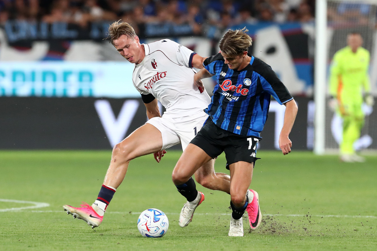 BERGAMO, ITALY - AUGUST 31: Charles De Ketelaere of Atalanta is challenged by Torbjorn Heggem of Bologna FC 1909 during the Serie A match between Atalanta BC and Bologna FC at Stadio Atleti Azzurri d'Italia on August 31, 2026 in Bergamo, Italy. (Photo by Marco Luzzani/Getty Images)