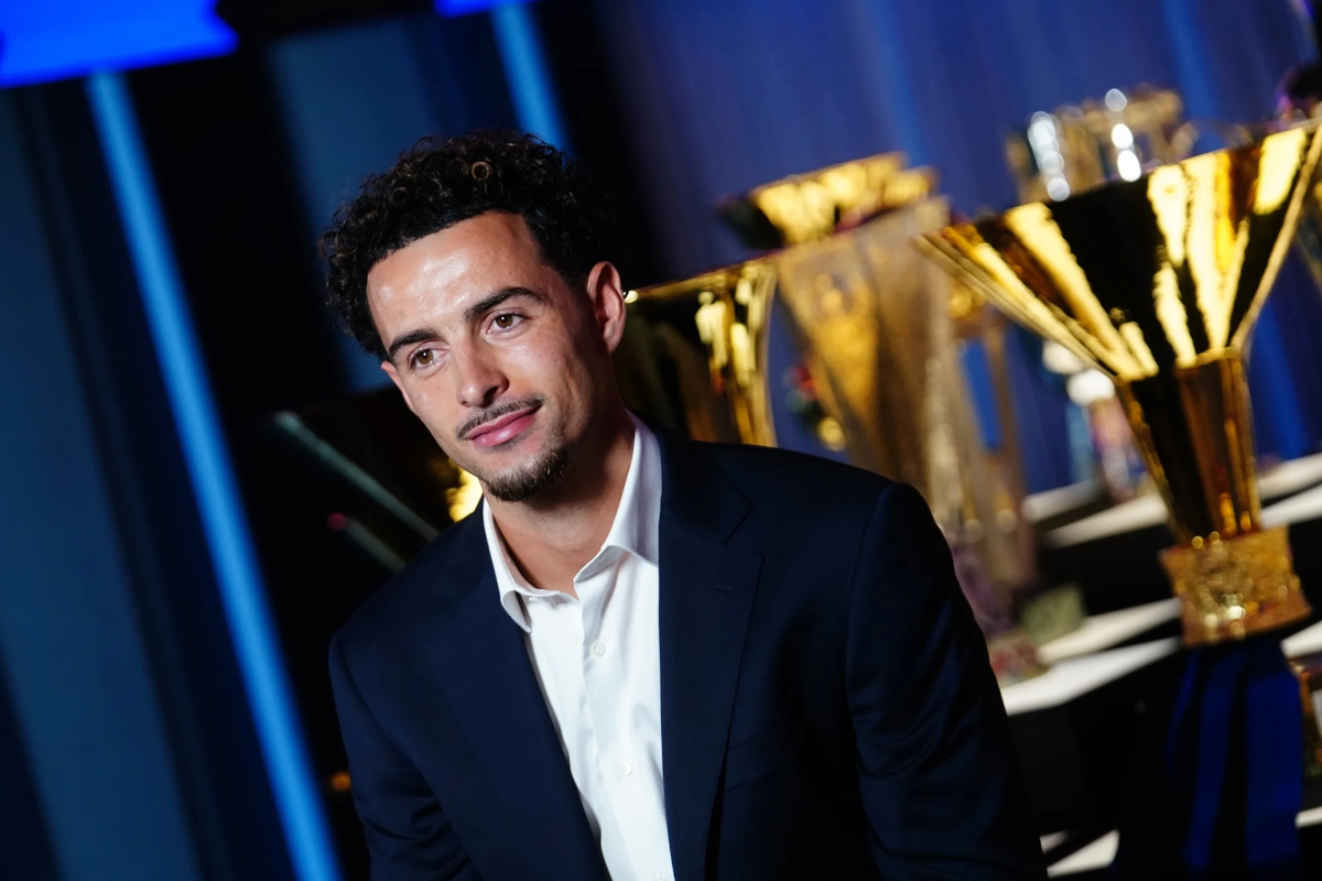 Curtis Jones in the Inter trophy room (inter.it)