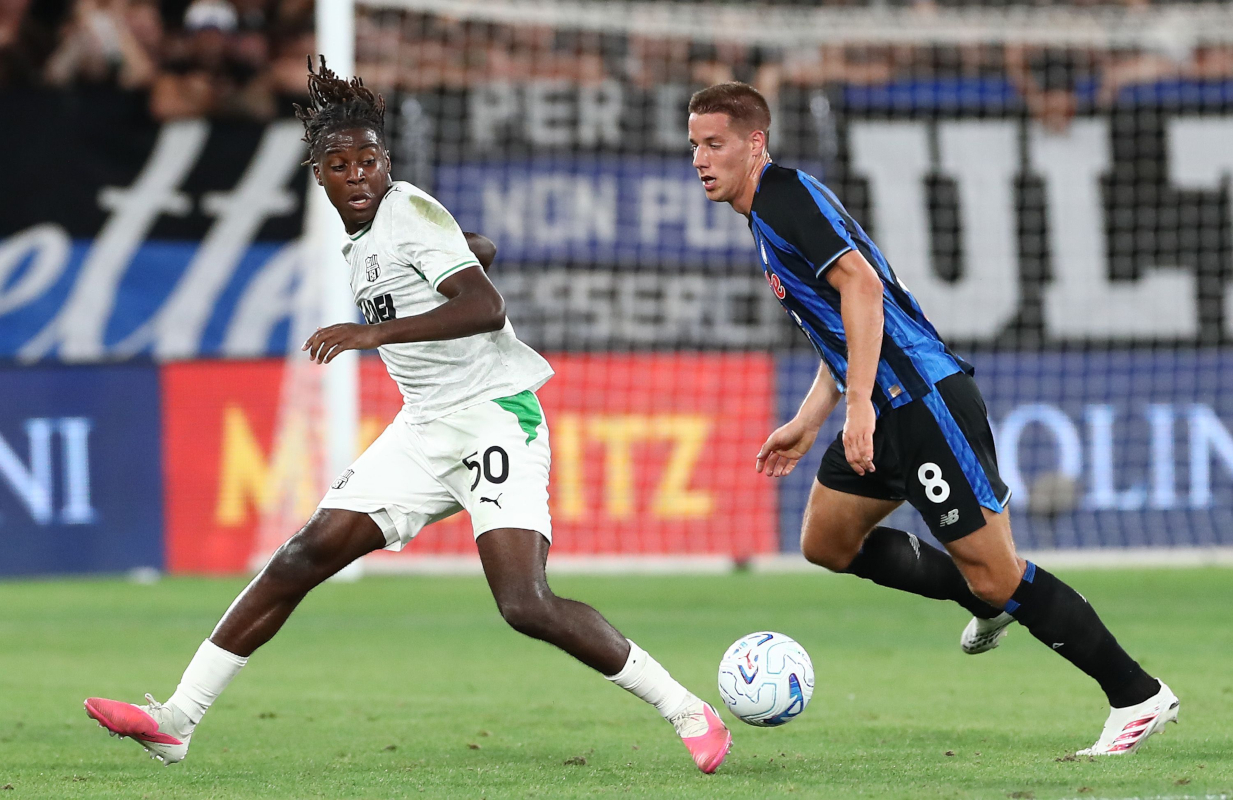 Bergamo, Itália - 23 de agosto de 2026 (23 de agosto de 2026) Darryl Bagola do Atlanta BC compete pela bola durante a partida da Série A entre Atlanta BC e US Sassuolo no Stadio Atleti Azzurri d'Italia em 23 de agosto de 2026 na Itália. (Foto de Marco Luzzani/Getty Images)