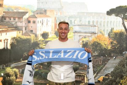 Davide Frattesi durante le visite mediche con la Lazio, completando il trasferimento dall'Inter