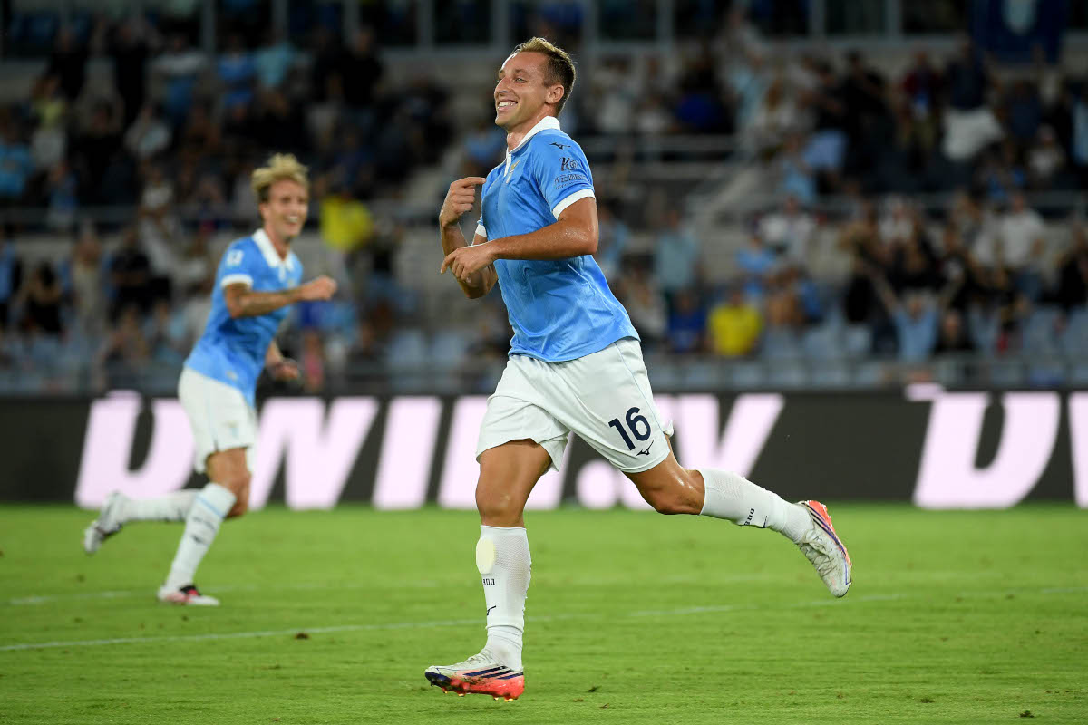 ROMA, ITÁLIA - 30 DE AGOSTO: David Fratessi da SS Lazio comemora o gol de abertura durante a partida da Série A entre SS Lazio e Genoa CFC no Stadio Olimpico em 30 de agosto de 2026 em Roma, Itália. (Foto de Marco Rossi - SS Lazio/Getty Images)