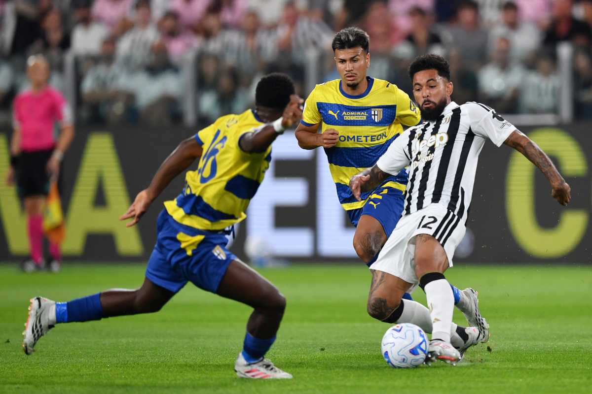 TURIN, ITALY - AUGUST 29: Douglas Luiz of Juventus passes the ball under pressure from Christian Ordonez and Mandela Keita of Parma during the Serie A match between Juventus and Parma Calcio at Allianz Stadium on August 29, 2026 in Turin, Italy. (Photo by Valerio Pennicino/Getty Images)
