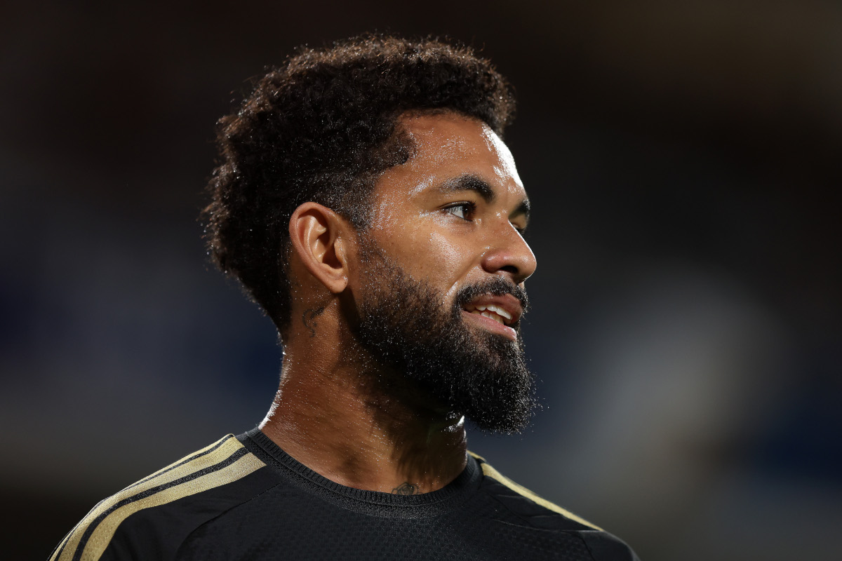 PERTH, AUSTRÁLIA - 11 DE AGOSTO: Douglas Luiz da Juventus assiste à partida entre Juventus e Palermo no HBF Park em 11 de agosto de 2026 em Perth, Austrália. (Foto de Janelle St. Pierre/Getty Images)