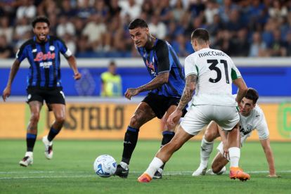 BERGAMO, ITALY - AUGUST 23: Gianluca Scamacca of Atalanta is challenged by Tommaso Macchioni of Sassuolo during the Serie A match between Atalanta BC and US Sassuolo at Stadio Atleti Azzurri d'Italia on August 23, 2026 in Bergamo, Italy. (Photo by Marco Luzzani/Getty Images)