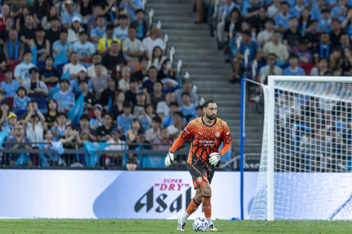 HONG KONG, CHINA - 1º DE AGOSTO: O goleiro Gianluigi Donnarumma do Manchester City em ação durante Manchester City x Inter de Milão - Temporada amistosa no Estádio Kai Tak em 1º de agosto de 2026 em Hong Kong, China. (Foto: Yu Chun Christopher Wong/Eurasia Sports Pictures/Getty Images)