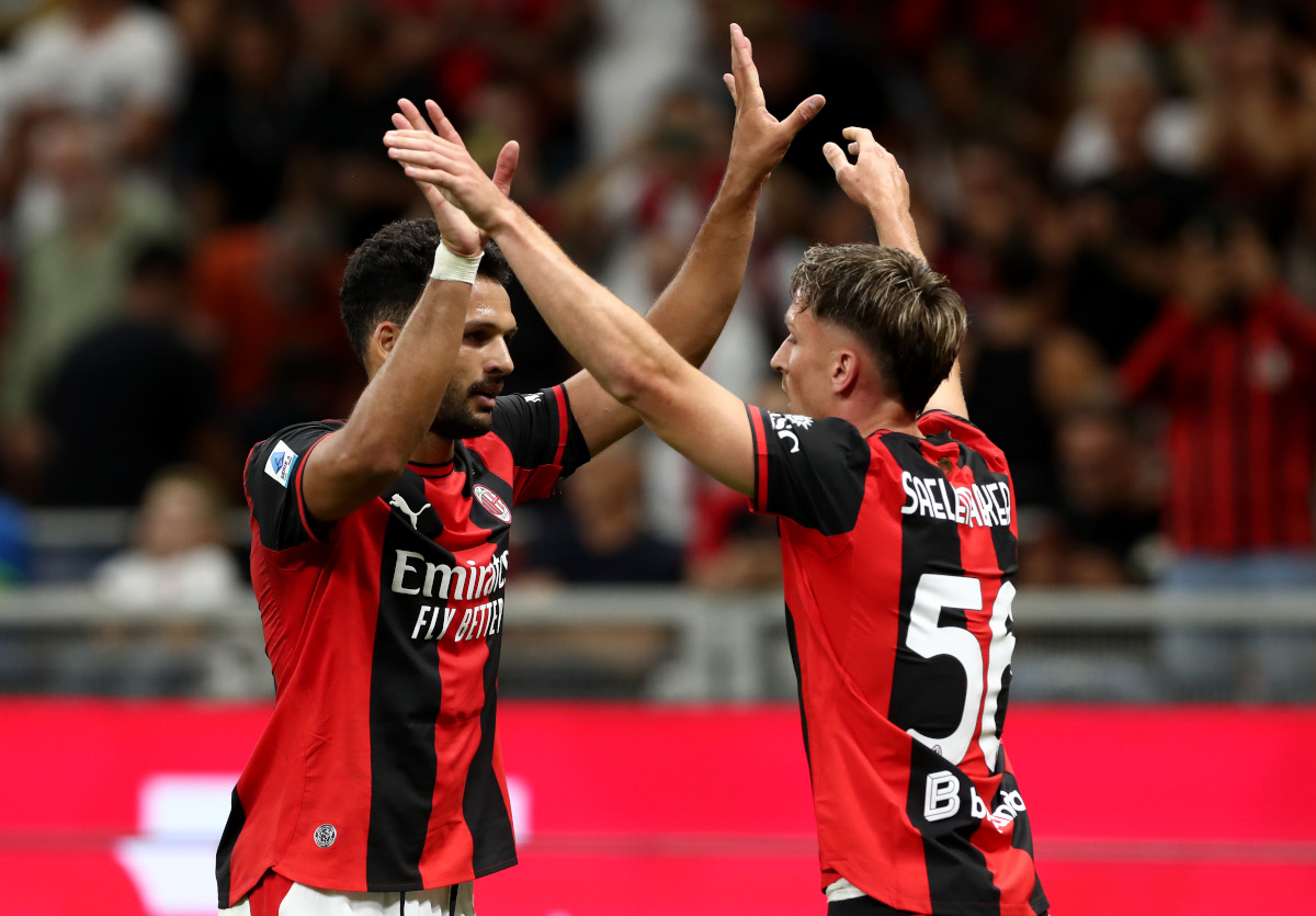 MILAN, ITALY - AUGUST 28: Goncalo Ramos of AC Milan celebrates scoring his team’s first goal with teammate Alexis Saelemaekers during the Serie A match between AC Milan and Venezia FC at Stadio Giuseppe Meazza on August 28, 2026 in Milan, Italy. (Photo by Marco Luzzani/Getty Images)