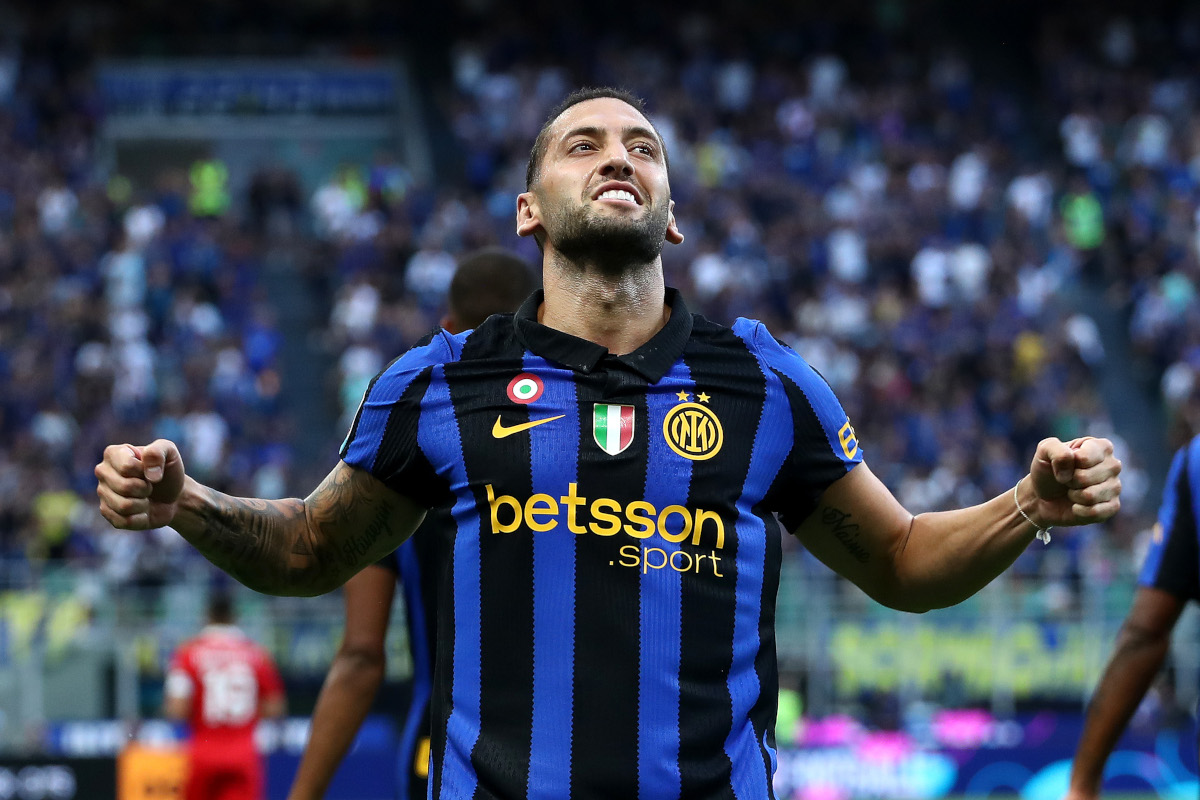 MILÃO, ITÁLIA - 22 DE AGOSTO: Hakan Calhanoglu da Internazionale comemora marcar o primeiro gol de seu time durante a partida da Série A entre FC Internazionale e AC Monza no Stadio Giuseppe Mesa em 22 de agosto de 2026 em Milão, Itália. (Foto de Marco Luzani/Getty Images)