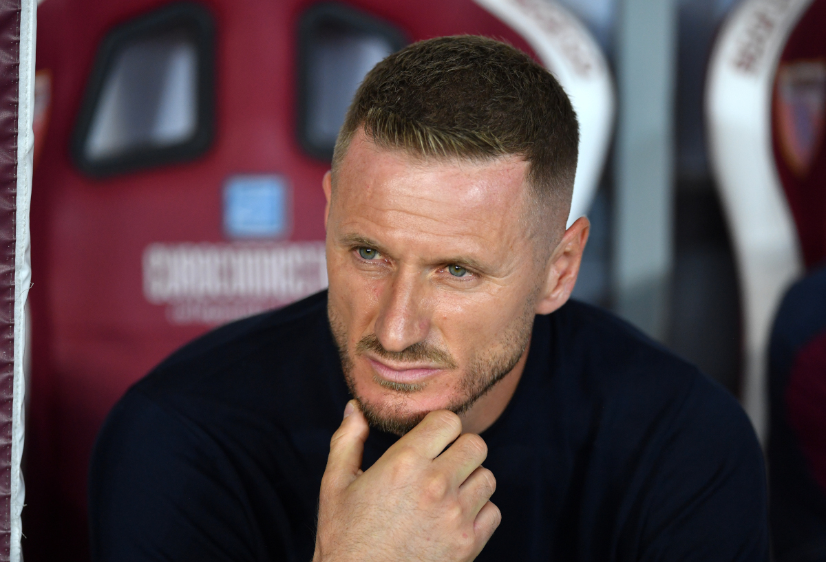 TURIM, ITÁLIA - 23 DE AGOSTO: Ignacio Abate, técnico do Torino FC, assiste à partida da Série A entre Torino FC e AC Milan no Stadio Olimpico Grande Torino em 23 de agosto de 2026 em Torino, Itália. (Foto de Valerio Pennicino/Getty Images)