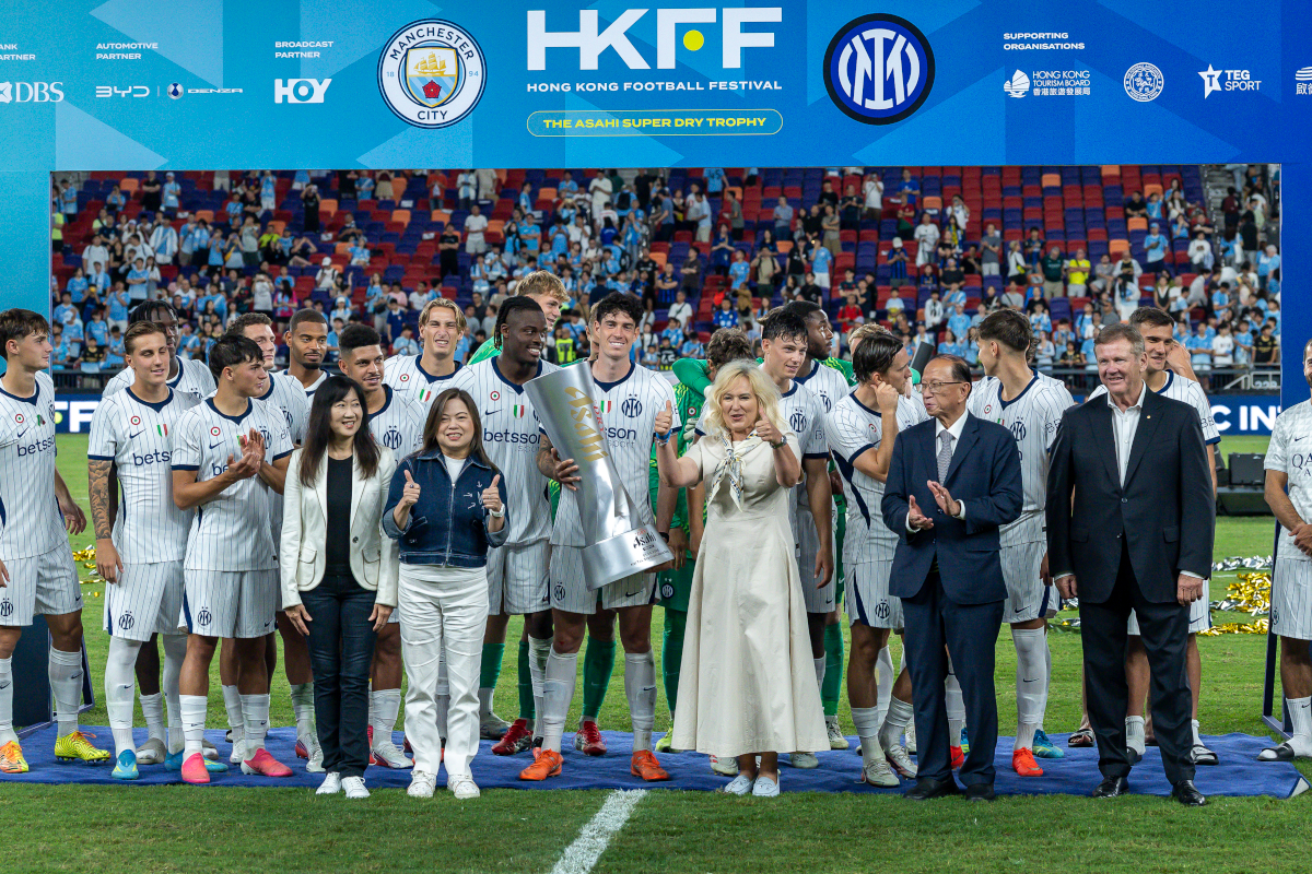 HONG KONG, CHINA - AUGUST 1: Players of team Inter Milan pose for photo with trophy after winning the Pre-Season Friendly match against Manchester City at Kai Tak Stadium on August 1, 2026 in Hong Kong, China. (Photo by Yu Chun Christopher Wong/Eurasia Sport Images/Getty Images)