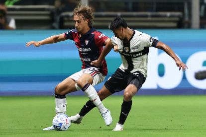 PARMA, ITALY - AUGUST 22: Jacopo Fazzini of Cagliari Calcio competes for the ball with Christian Ordoñez of Parma Calcio 1913during the Serie A match between Parma Calcio and Cagliari Calcio at Stadio Ennio Tardini on August 22, 2026 in Parma, Italy. (Photo by Luca Amedeo Bizzarri/Getty Images)