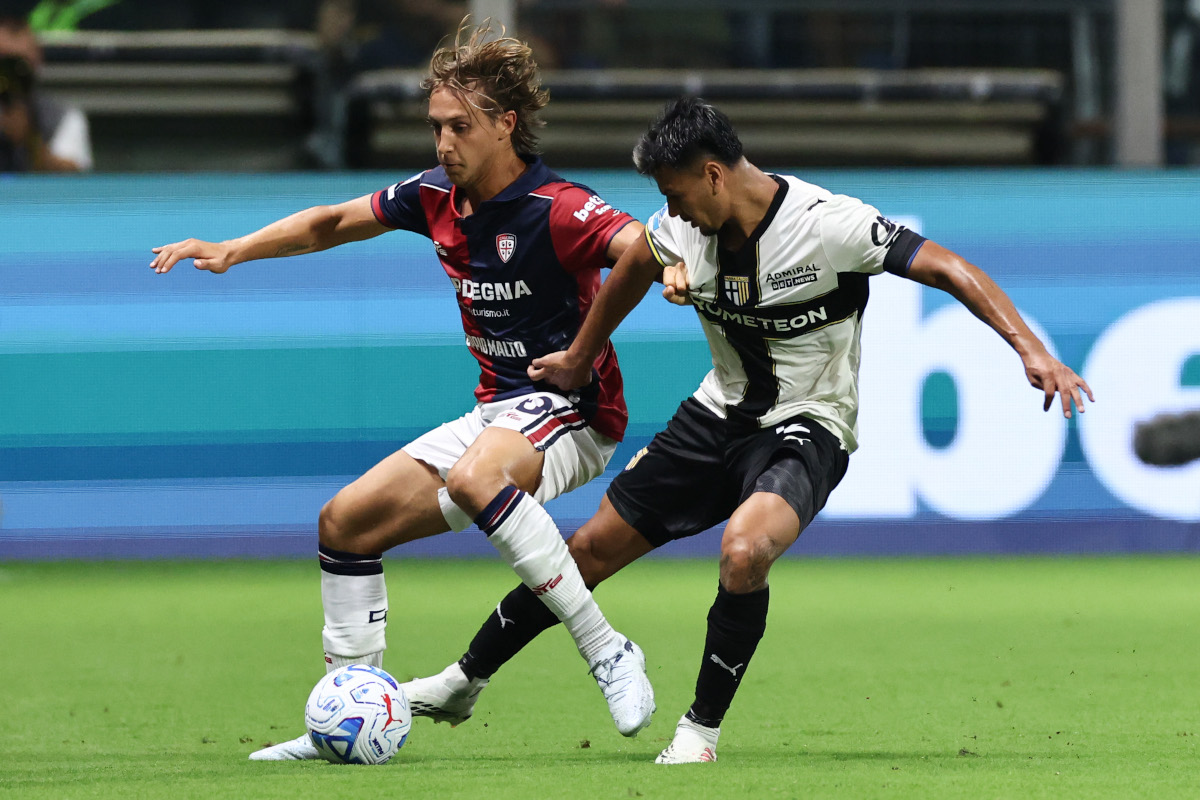 PARMA, ITALY - AUGUST 22: Jacopo Fazzini of Cagliari Calcio competes for the ball with Christian Ordoñez of Parma Calcio 1913during the Serie A match between Parma Calcio and Cagliari Calcio at Stadio Ennio Tardini on August 22, 2026 in Parma, Italy. (Photo by Luca Amedeo Bizzarri/Getty Images)