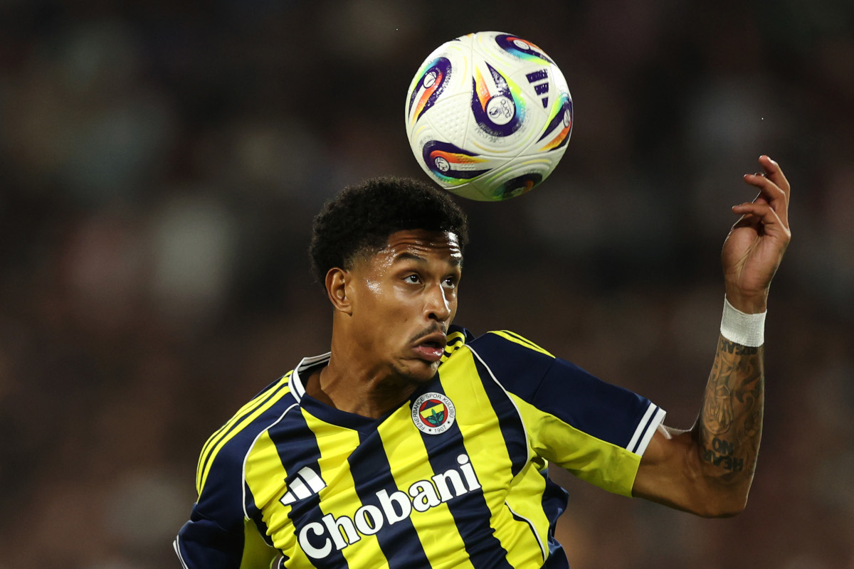 ROTTERDAM, NETHERLANDS - AUGUST 06: Jayden Oosterwolde of Fenerbahce in action during the UEFA Champions League Third Qualifying Round First Leg match between Feyenoord and Fenerbahce at Feyenoord Stadium on August 06, 2025 in Rotterdam, Netherlands. (Photo by Dean Mouhtaropoulos/Getty Images)