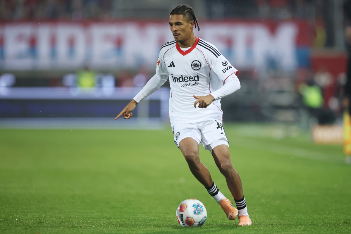 HEIDENHEIM, GERMANY - NOVEMBER 01: Jean Bahoya of Eintracht Frankfurt controls the ball during the Bundesliga match between 1. FC Heidenheim 1846 and Eintracht Frankfurt at Voith-Arena on November 01, 2025 in Heidenheim, Germany. (Photo by Alex Grimm/Getty Images)