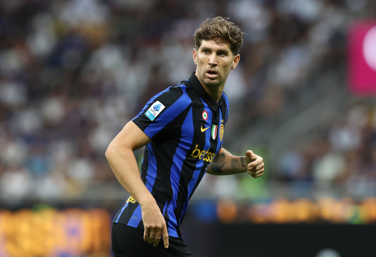 MILÃO, ITÁLIA - 22 DE AGOSTO: John Stones da Internazionale observa durante a partida da Série A entre FC Internazionale e AC Monza no Stadio Giuseppe Mesa em 22 de agosto de 2026 em Milão, Itália. (Foto de Marco Luzani/Getty Images)