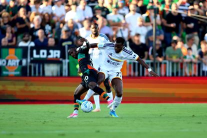 VENICE, ITALY - AUGUST 23: John Yeboah of Venezia FC competes for the ball with Lassana Coulibaly of US Lecce during the Serie A match between Venezia FC and US Lecce at Stadio Pier Luigi Penzo on August 23, 2026 in Venice, Italy. (Photo by Maurizio Lagana/Getty Images)