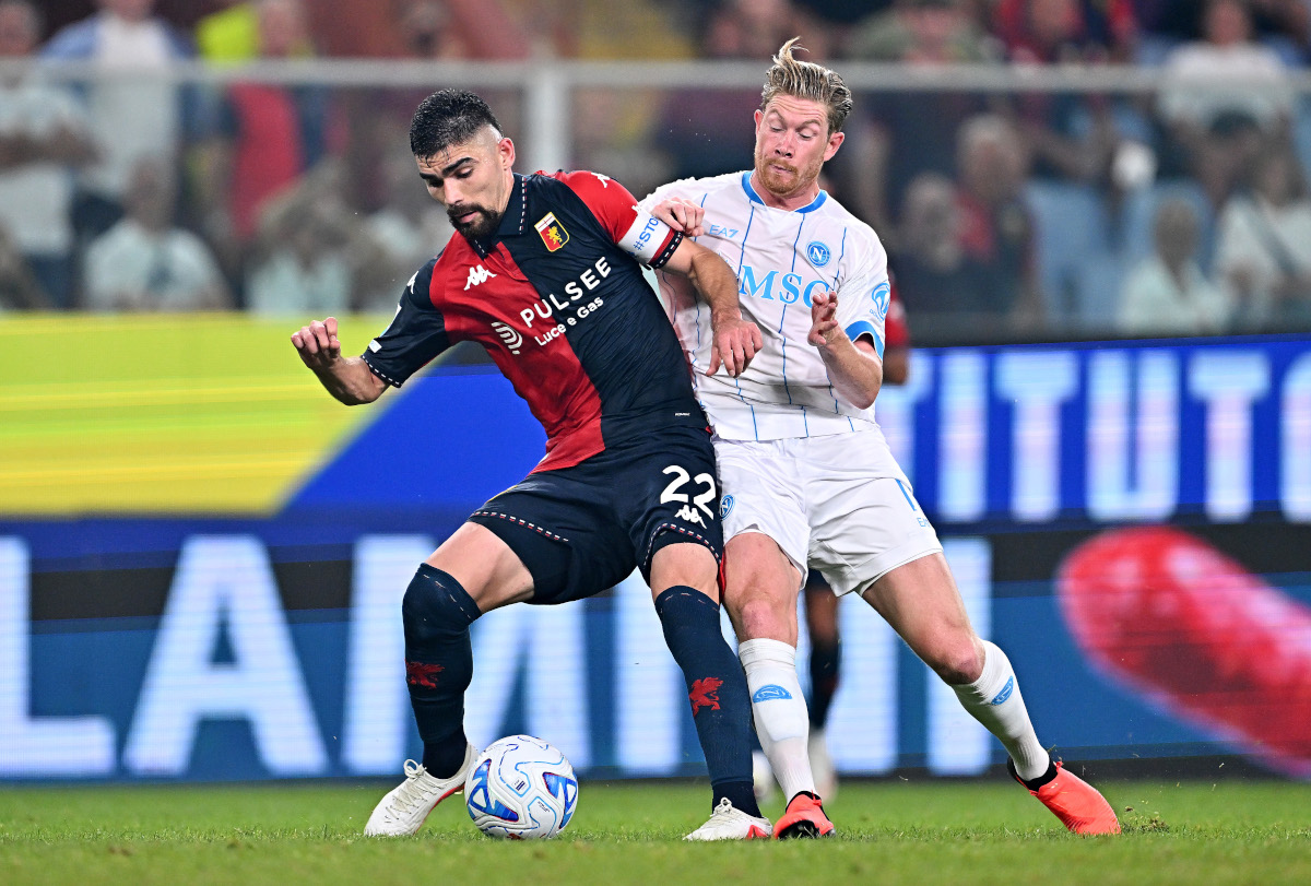GENOA, ITALY - AUGUST 22: Johan Vasquez of Genoa is challenged by Kevin De Bruyne of Napoli during the Serie A match between Genoa CFC and SSC Napoli at Stadio Luigi Ferraris on August 22, 2026 in Genoa, Italy. (Photo by Simone Arveda/Getty Images)